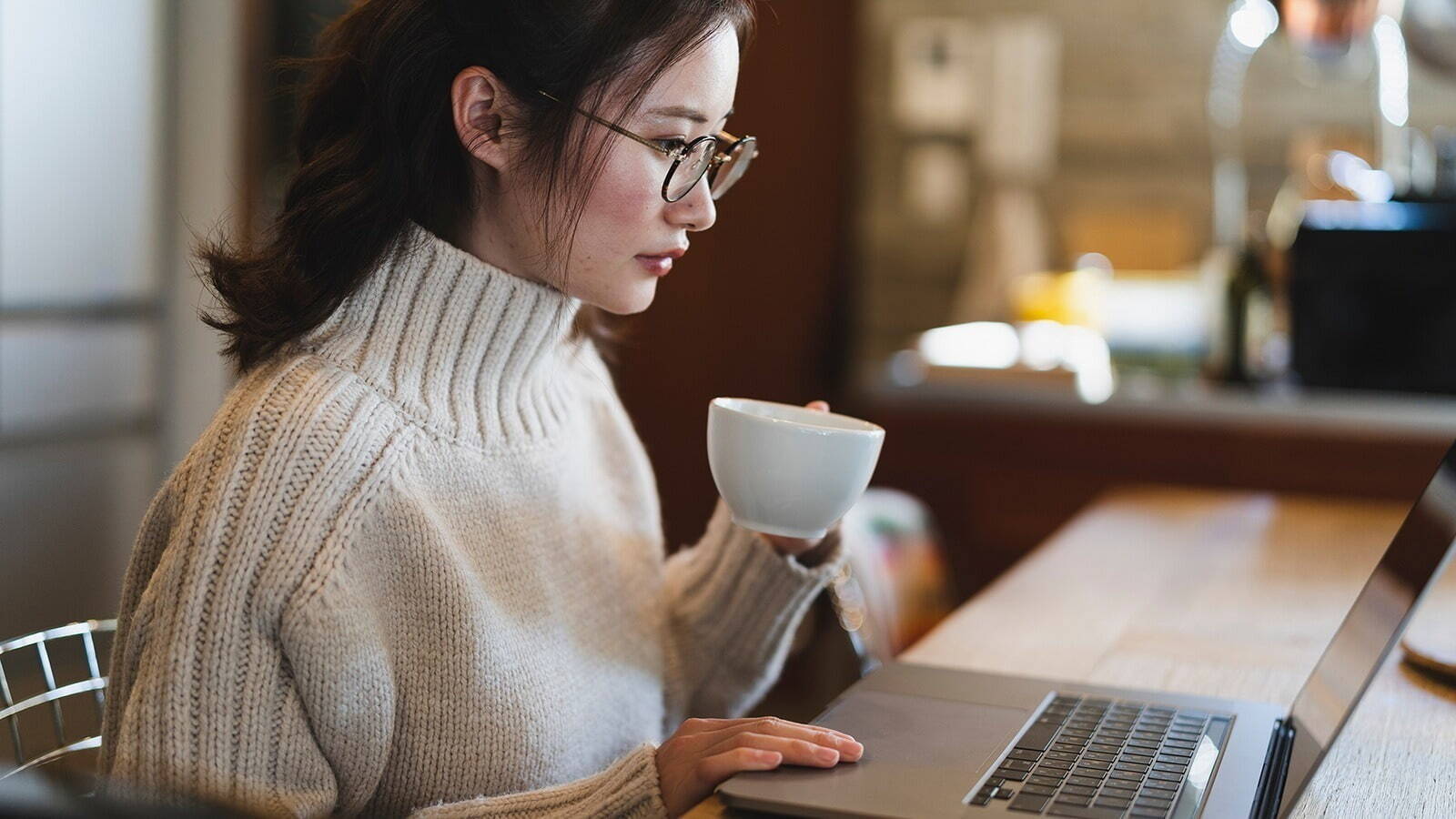 Woman-with-laptop-drinking-coffee